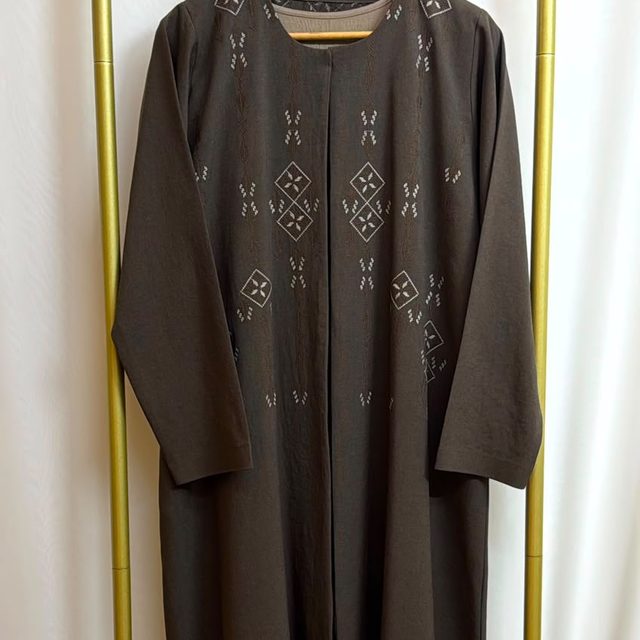 Brown abaya with woven embroidery